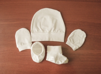 Шапочка, пинетки и царапки - Молочные